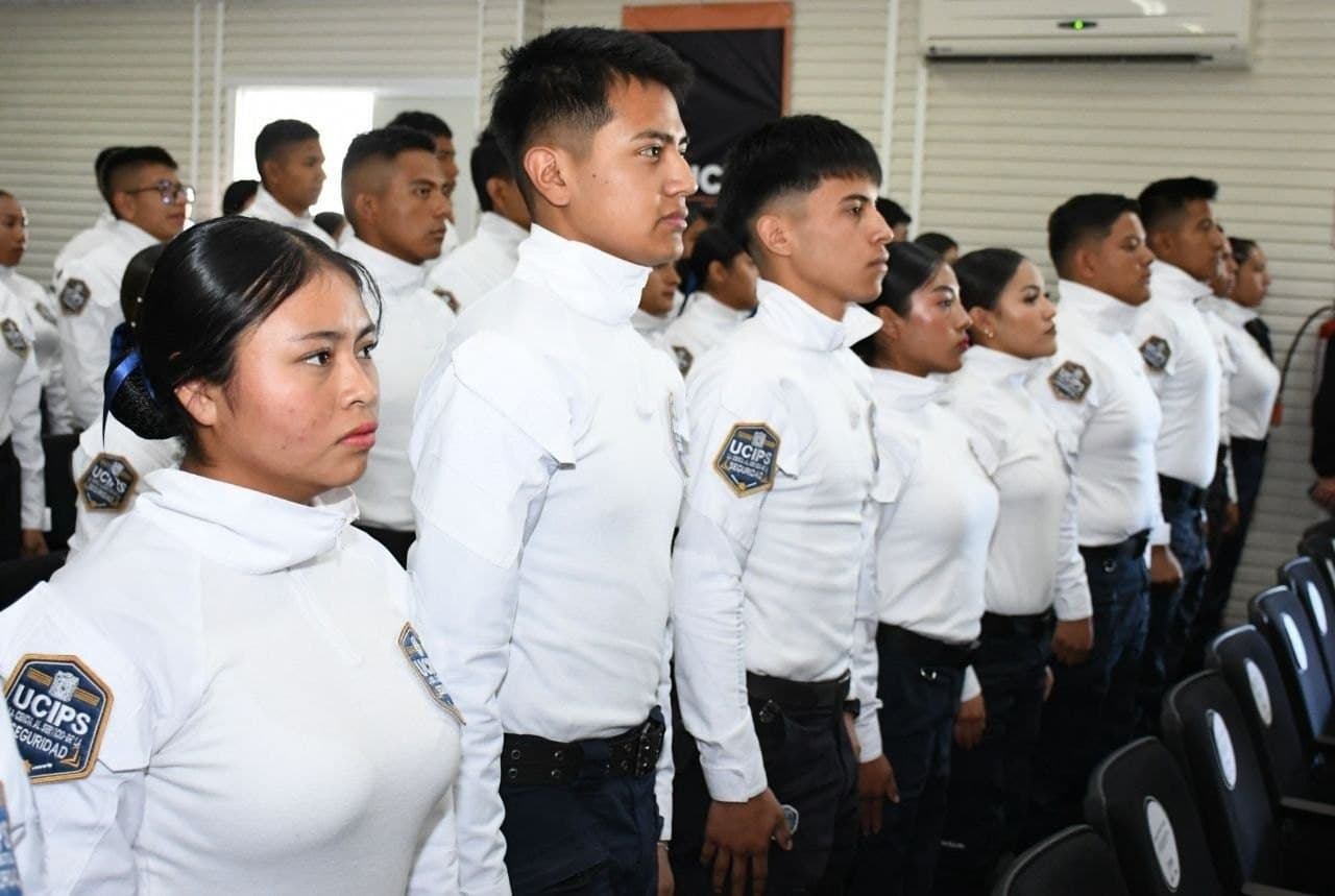 Estudiantes del Bachillerato Técnico en Seguridad Ciudadana formados con uniforme blanco y el parche de la UCIPS