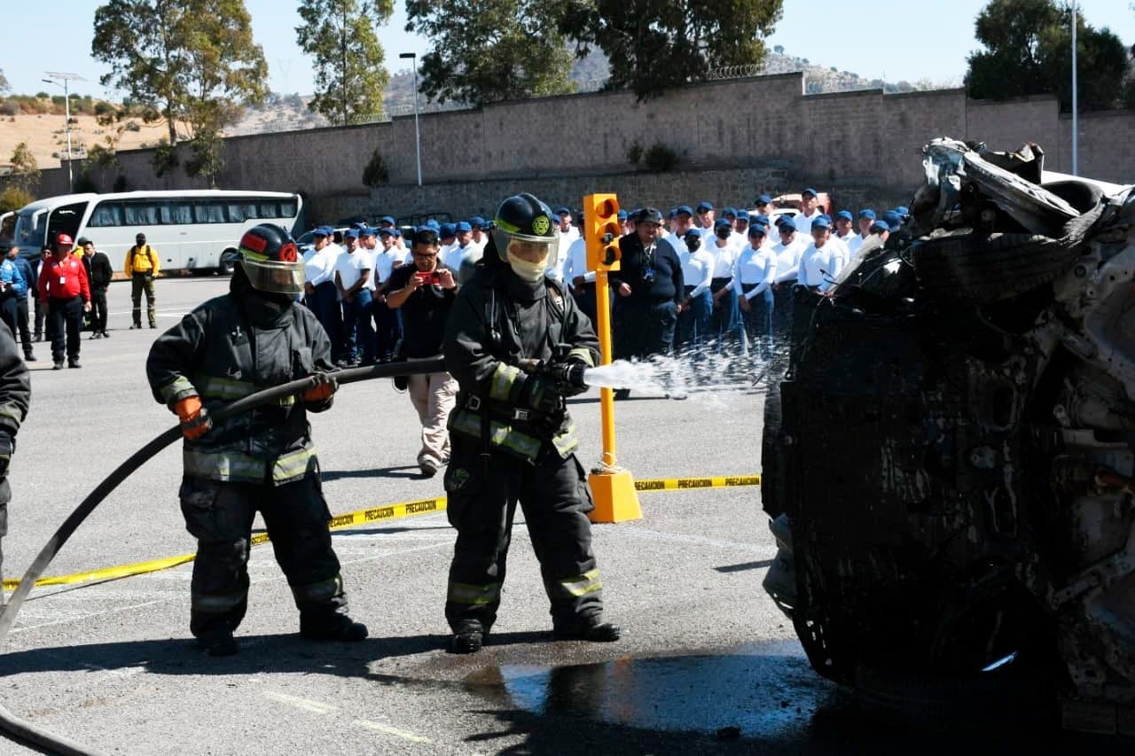 Bomberos sofocan un incendio vehicular durante una simulación