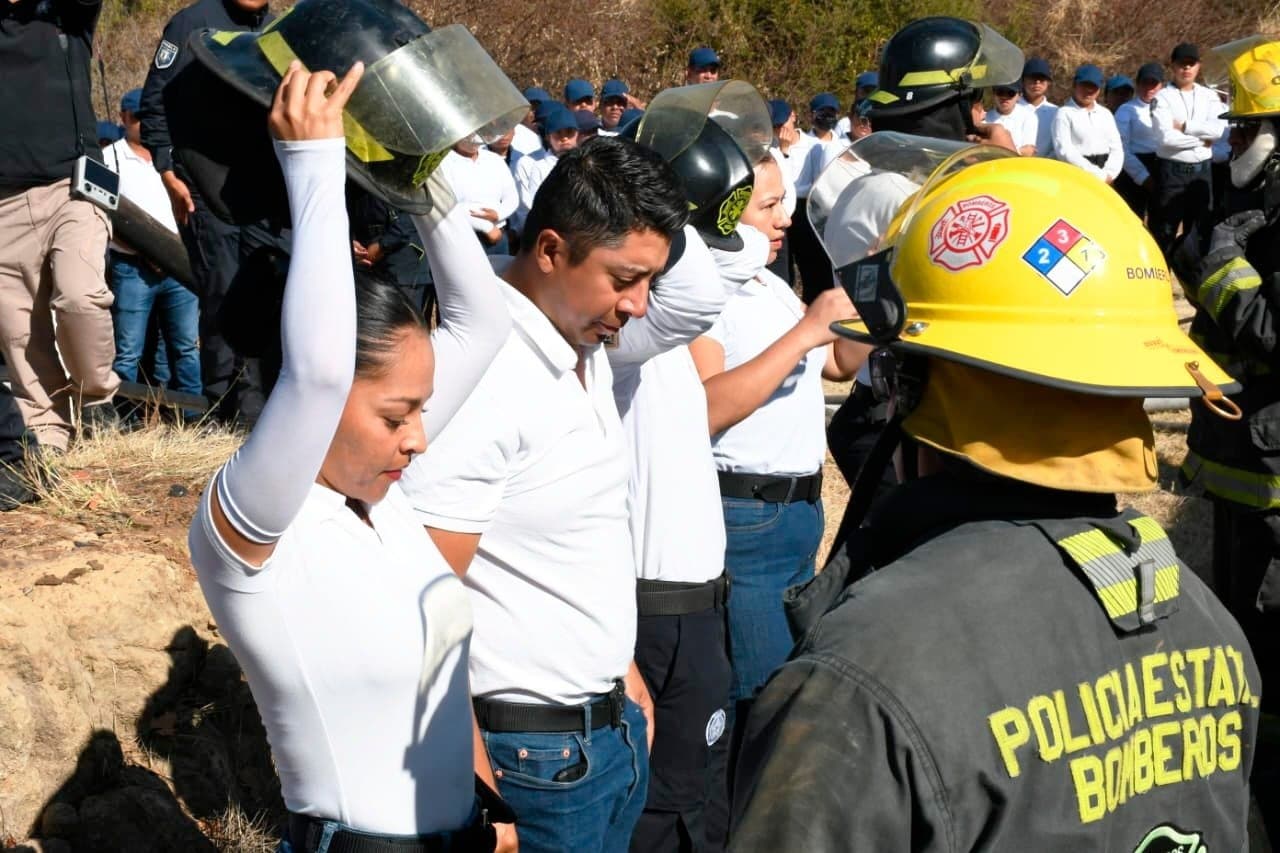 Estudiantes prueban equipo de protección con elementos de la Policía Estatal